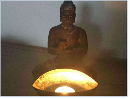 Buddha mit einer Kerze