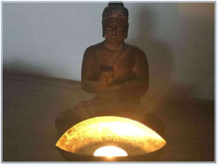 Buddha Buddha mit einer Kerze